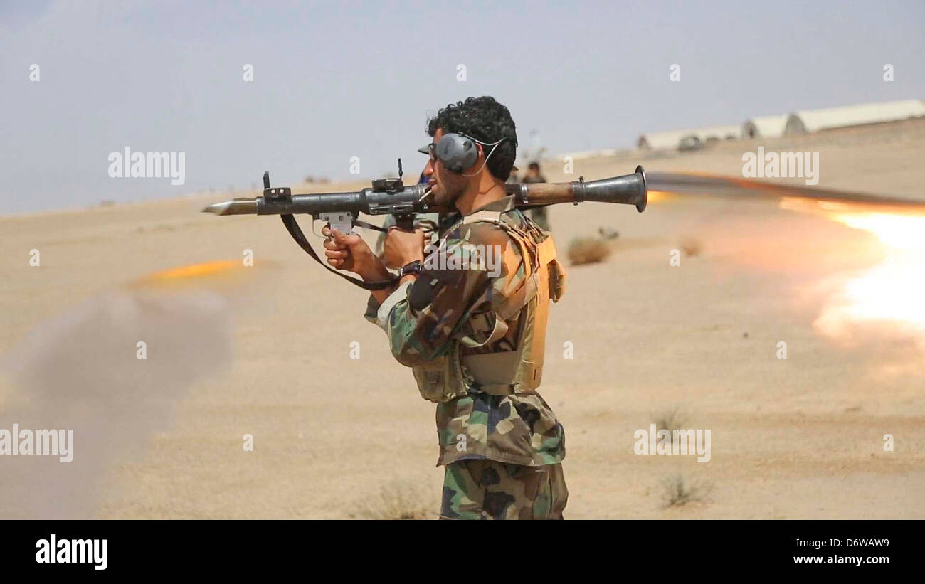 Afghan National Army Special Forces Soldaten feuern eine Rakete angetrieben Granate während des Trainings 20. April 2013 in Waschmaschine District, Provinz Helmand, Afghanistan. Stockfoto