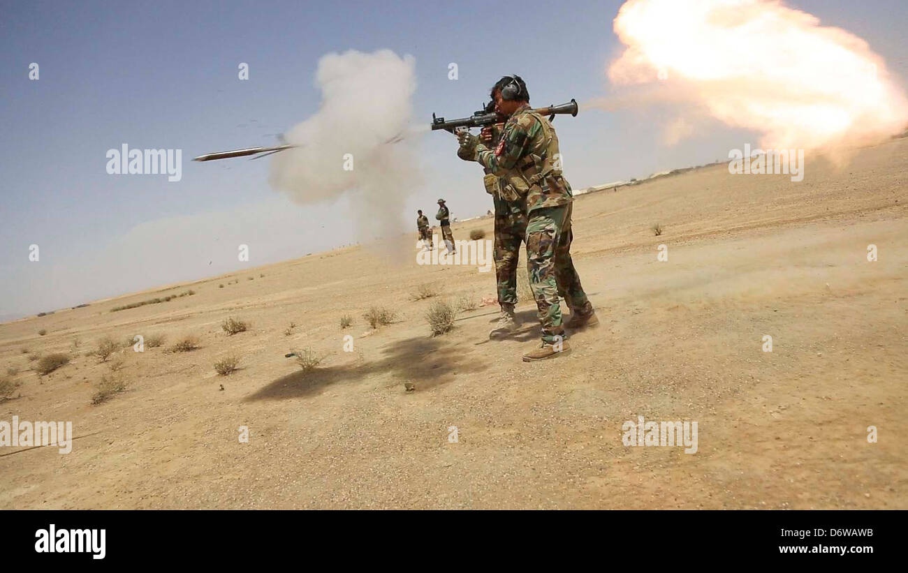 Afghan National Army Special Forces Soldaten feuern eine Rakete angetrieben Granate während des Trainings 20. April 2013 in Waschmaschine District, Provinz Helmand, Afghanistan. Stockfoto