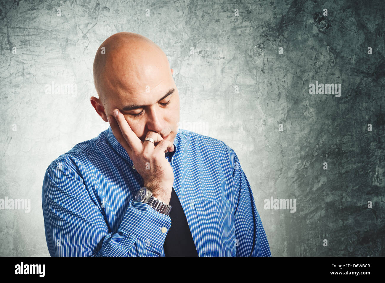 Geschäftsmann zu kümmern. Junge Erwachsene kahl Geschäftsmann Probleme. Stockfoto
