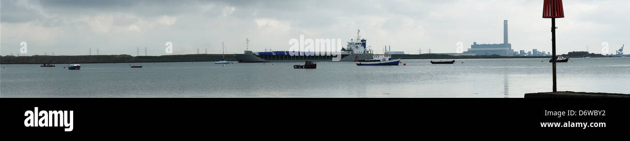 Cargo Liner Ebbe Kraftwerk stürmischer Tag Regen Stockfoto