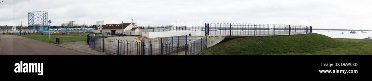 Chatham-Ölbehälter farbige Wand Himmel Rasen Metall Stockfoto