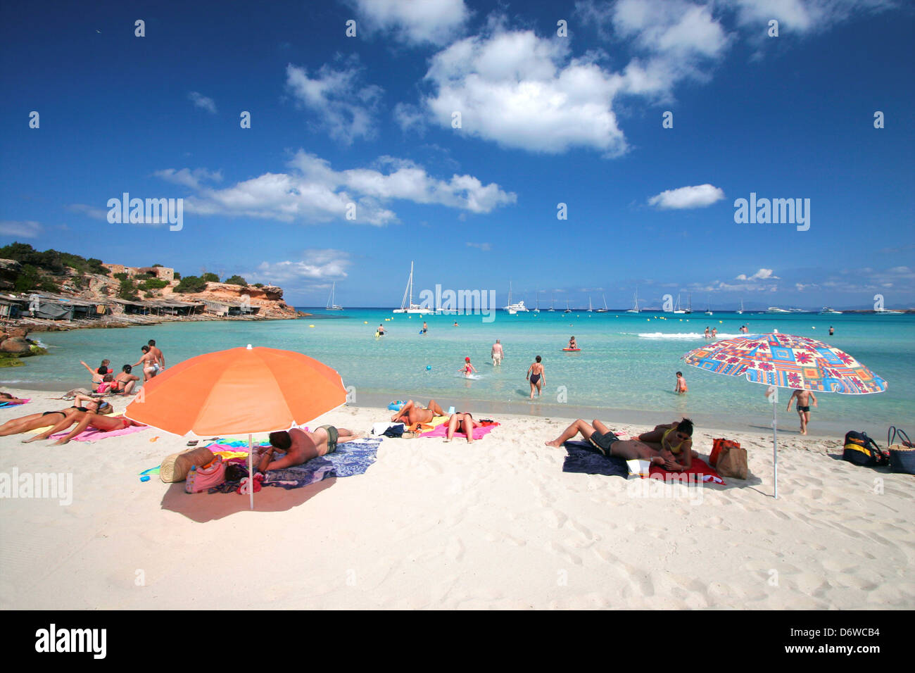 Spanien, Formentera, Cala Saona, Leute, Sonnenbaden am Strand Stockfoto