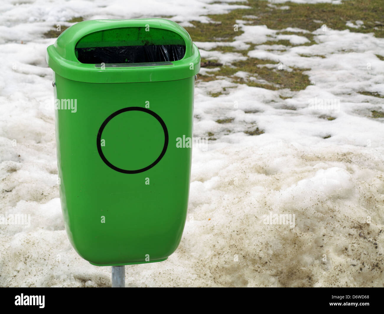 Grüne pastic Mülltonne oder kann auf Straße Winterlandschaft Stockfoto