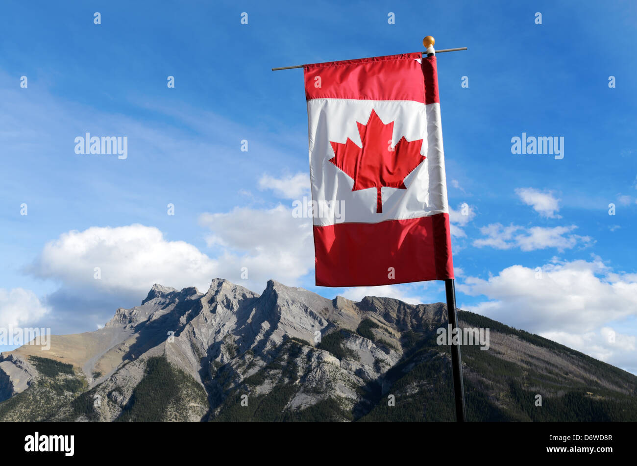 Kanadische Flagge vor Mount Inglismaldie am Lake Minnewanka Banff Nationalpark Alberta Kanada Stockfoto