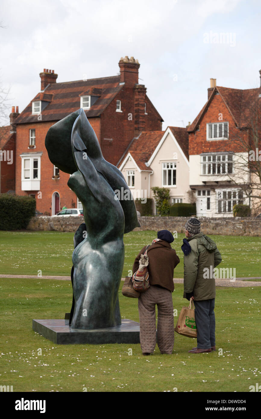 Statue von "The Messenger des Geistes" Ausstellung von Ghassan Blumenfeld OBE, Kathedrale von Salisbury (2013) Wiltshire, UK Stockfoto