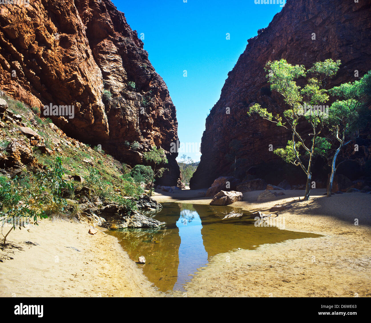 Australien, Northern Territory, MacDonnel reicht angesichts der Simpson Lücke Stockfoto