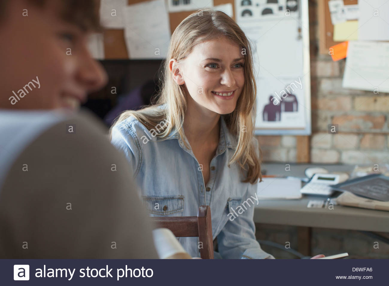 Glücklich Design-Profi mit Kollegen wegsehen in Werkstatt Stockfoto