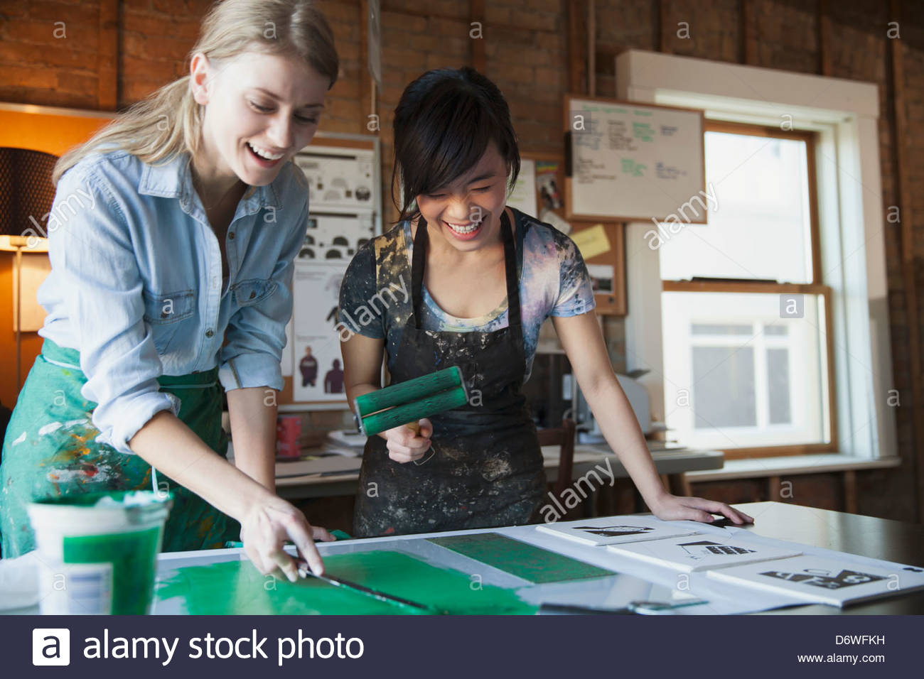 Glücklich weibliche Design-Profis Farbwerk, Radierung Platten für Druckgrafik Stockfoto