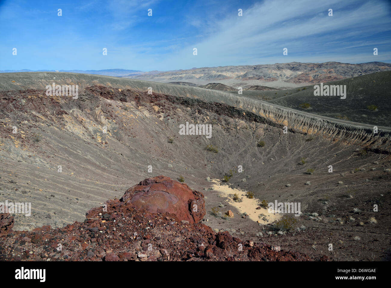 Eine große vulkanische Bombe am Rand des kleinen Hebe-Krater. Death Valley Nationalpark, Kalifornien, USA. Stockfoto