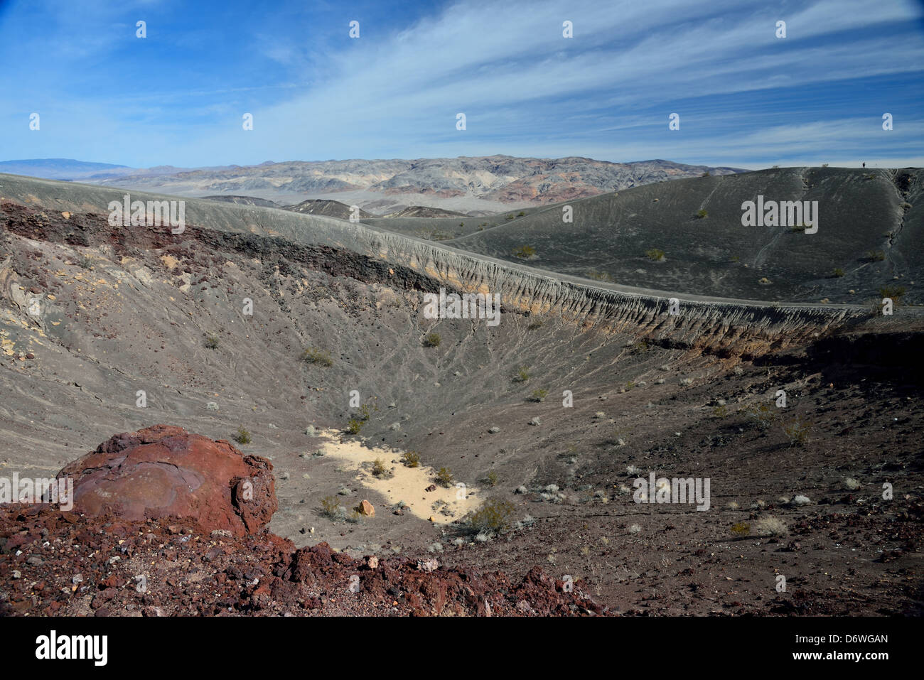Eine große vulkanische Bombe am Rand des kleinen Hebe-Krater. Death Valley Nationalpark, Kalifornien, USA. Stockfoto