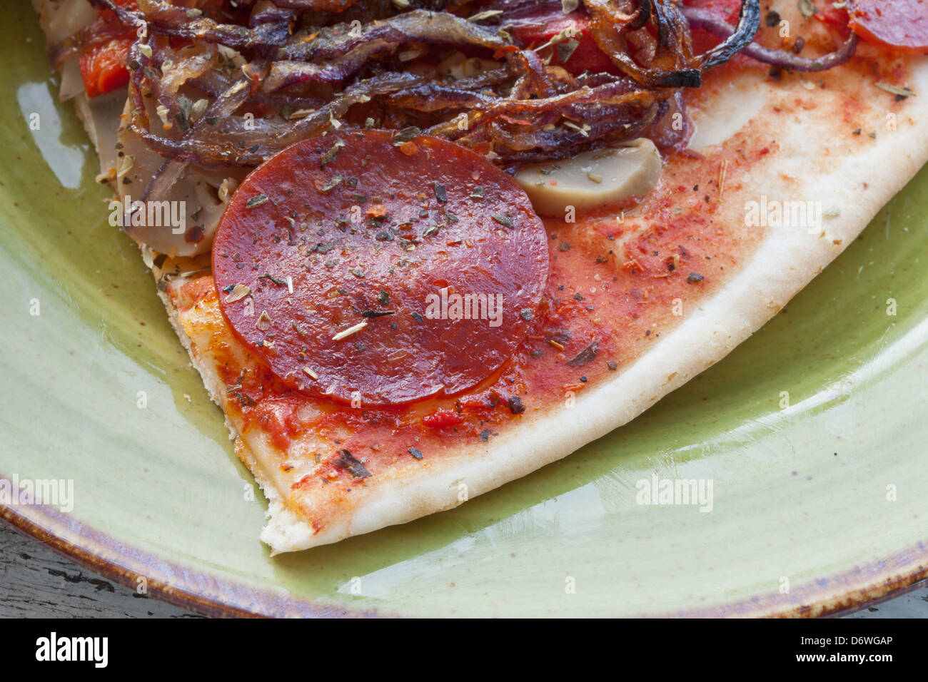 glutenfrei und Käse / Milchprodukte frei Pizza mit Peperoni und roten Zwiebeln Stockfoto