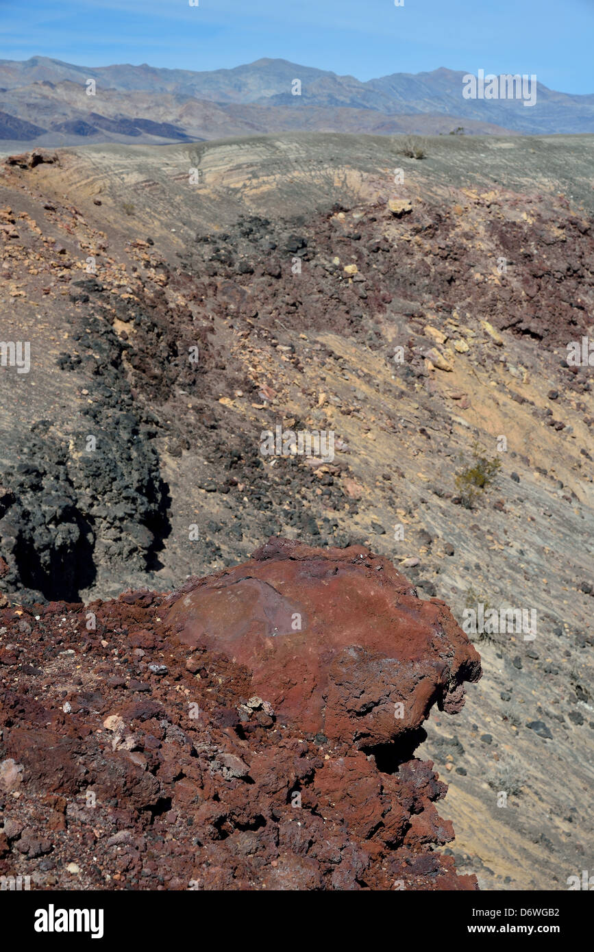 Eine große vulkanische Bombe am Rand des kleinen Hebe-Krater. Death Valley Nationalpark, Kalifornien, USA. Stockfoto