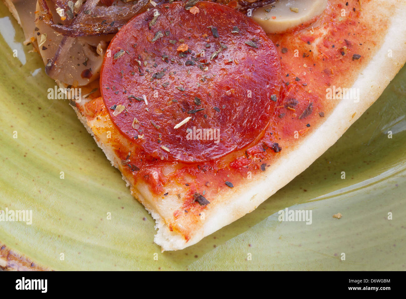 glutenfrei und Käse / Milchprodukte frei Pizza mit Peperoni und roten Zwiebeln Stockfoto