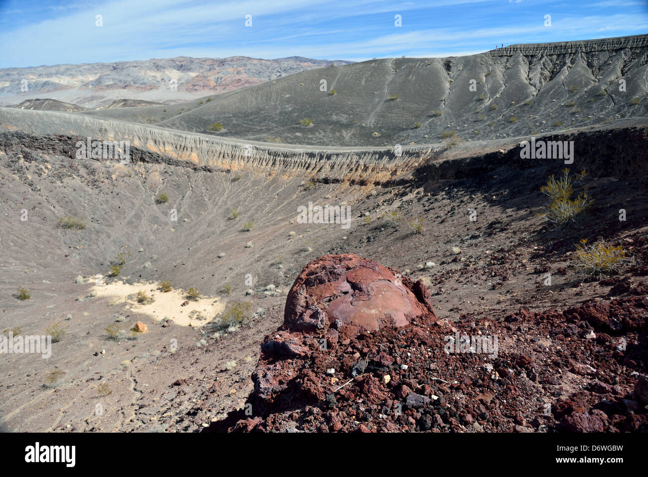 Eine große vulkanische Bombe am Rand des kleinen Hebe-Krater. Death Valley Nationalpark, Kalifornien, USA. Stockfoto