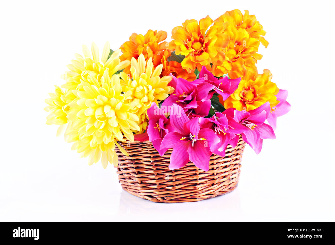 Bunte Blumen in hölzernen Korb auf weißem Hintergrund Stockfoto