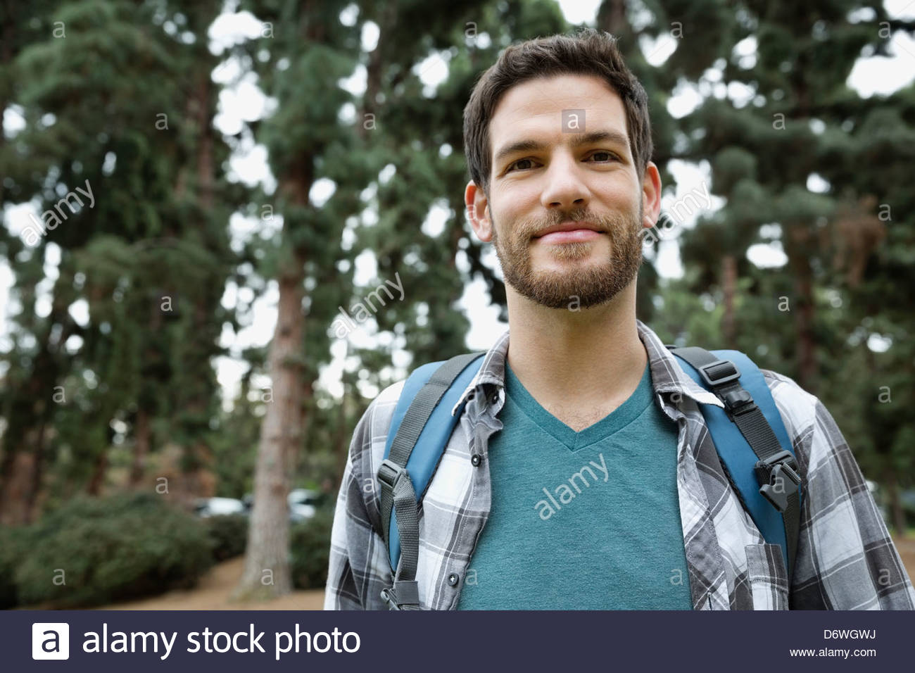 Porträt der schönen Mitte erwachsener Mann mit Rucksack im Wald Stockfoto