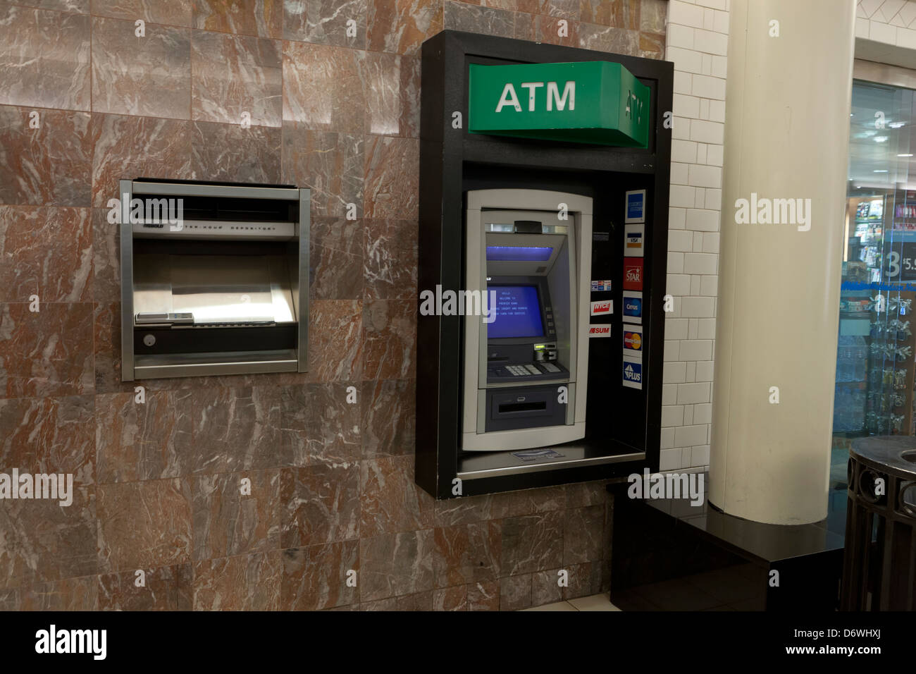 ATM-Maschine an Wand Stockfoto