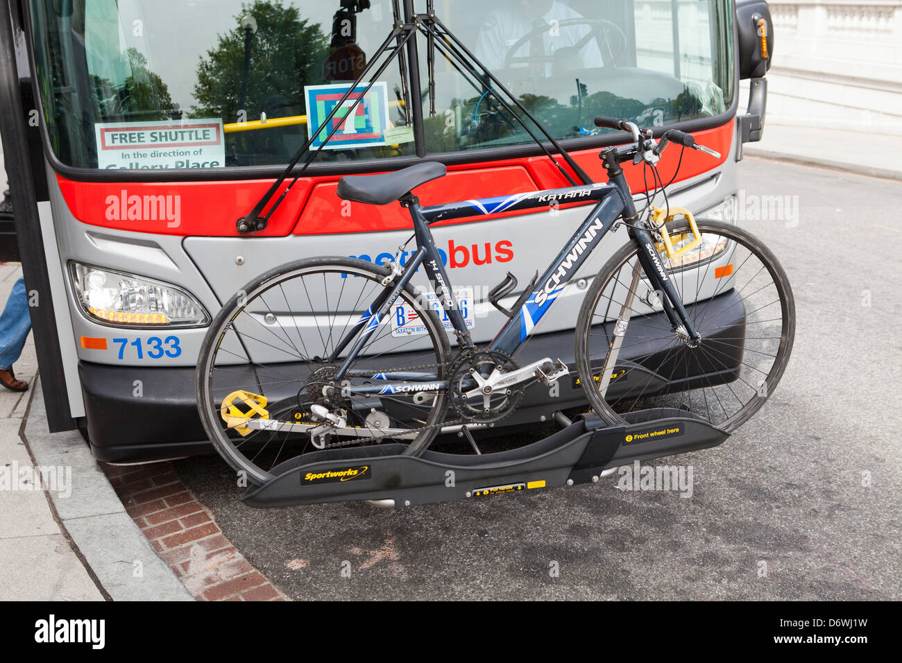 Heck-Fahrradträger auf öffentlichen Bus - Washington, DC USA  Stockfotografie - Alamy
