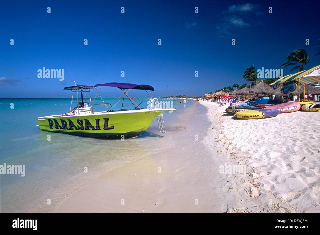 Niederländische Antillen, Aruba, Eagle Beach View mit Boot und Palapas Stockfoto