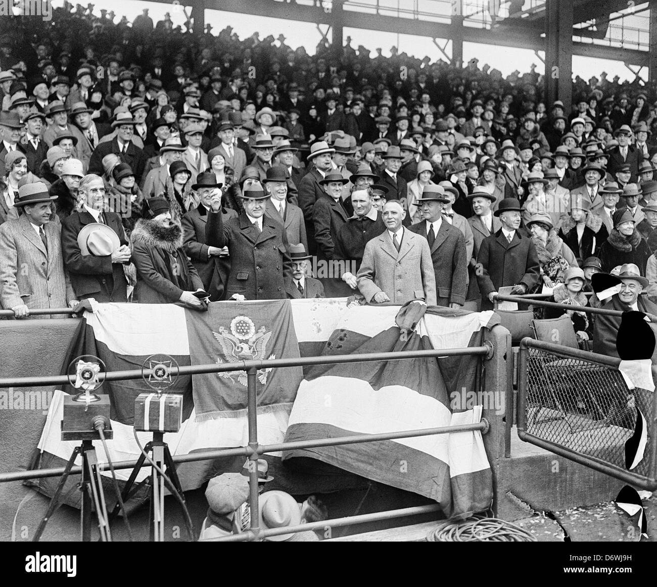 Präsident Hoover eröffnet offiziell Baseball-Saison in nationale Hauptstadt. Präsident Hoover warf den ersten Ball soll offiziell die Baseball-Saison in Washington DC. Die Washington Senators spielte in der Philadelelphia-Leichtathletik in den Saisonauftakt. Auf dem Foto von links nach rechts: Landwirtschaftsminister Arthur M. Hyde; Frau Herbert Hoover; Präsident Hoover; Sekretär des Treasury Andrew Mellon (Sitting) Secretary of War James W. Good; Walter Johnson; und Clark Griffith Stockfoto