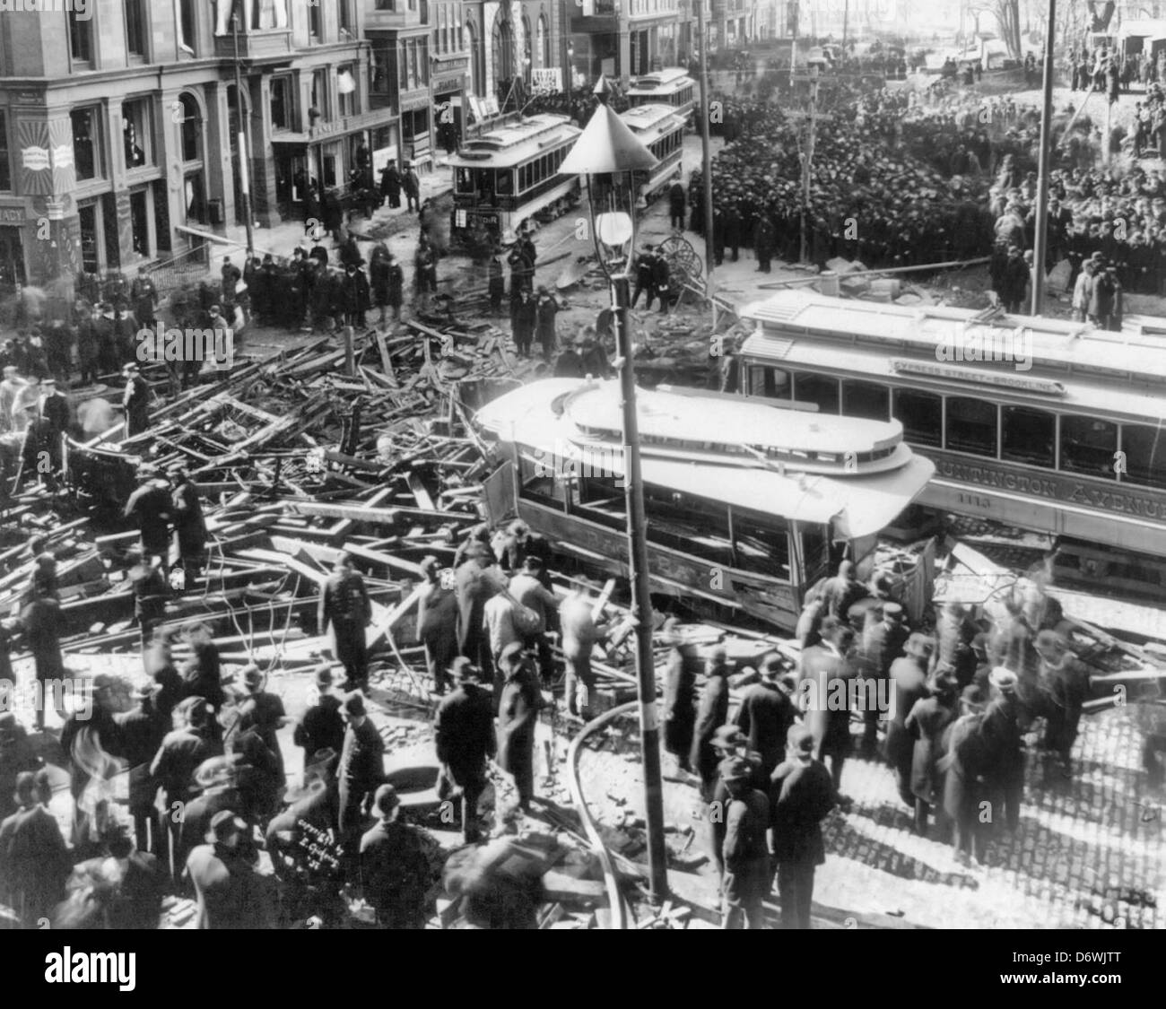 Explosion in Tremont & Boylston Street, Boston, Massachusetts, 4. März 1897 5 Straßenbahnen, Schutt und Masse. Stockfoto