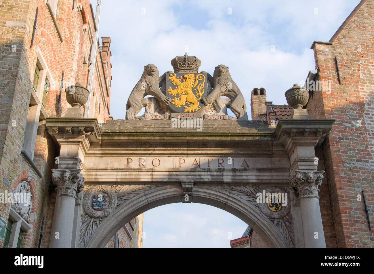 Wappen auf einen Torbogen, Brügge, West-Flandern, Flandern, Belgien Stockfoto