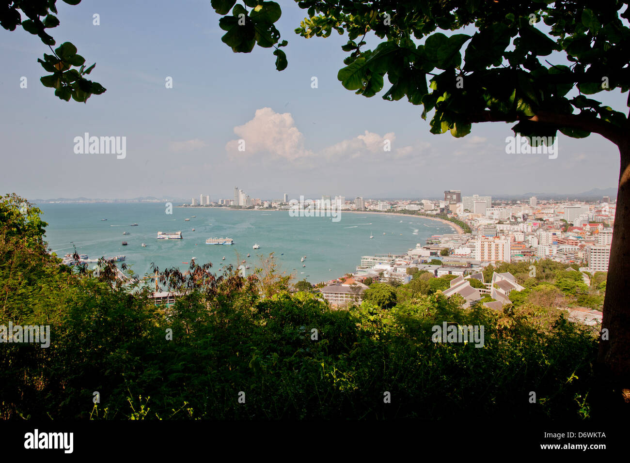 Erhöhte Ansicht einer Stadt an der Küste, Pattaya, Thailand Stockfoto