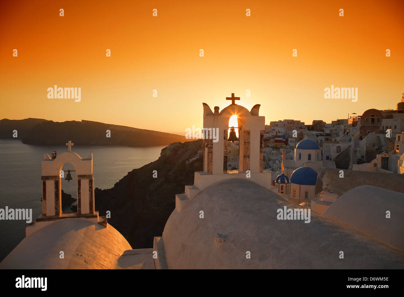 Griechenland, Santorini, Oia, Kirchenglocken bei Sonnenuntergang Stockfoto