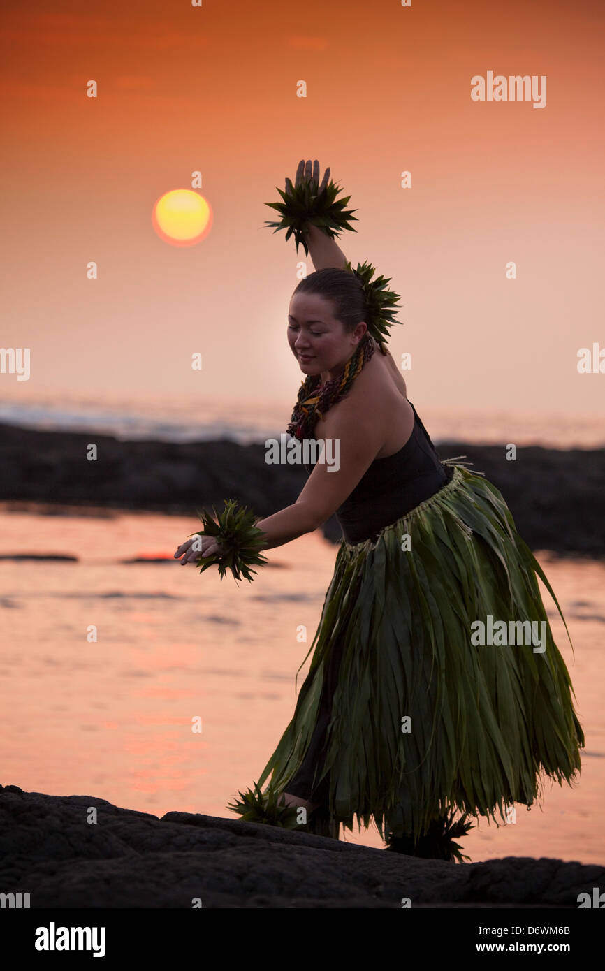 Hawaii, traditionelle Kahiko Hula-Tänzerin bei Sonnenuntergang Stockfoto