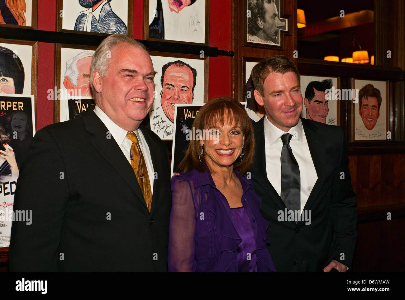 Valerie Harper mit Co-Stars Michael Mulheren (left) Brian Hutchison, Premierenfeier für "Looped" am Broadway 14. März 2010 Stockfoto