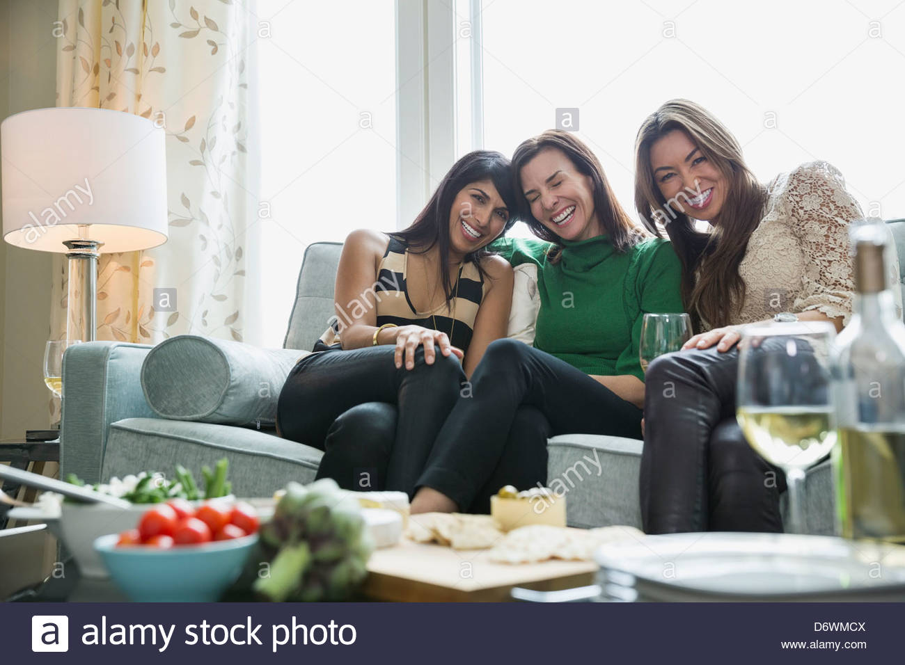 Gerne Reife Frauen genießen House-Party mit Lebensmitteln im Vordergrund Stockfoto