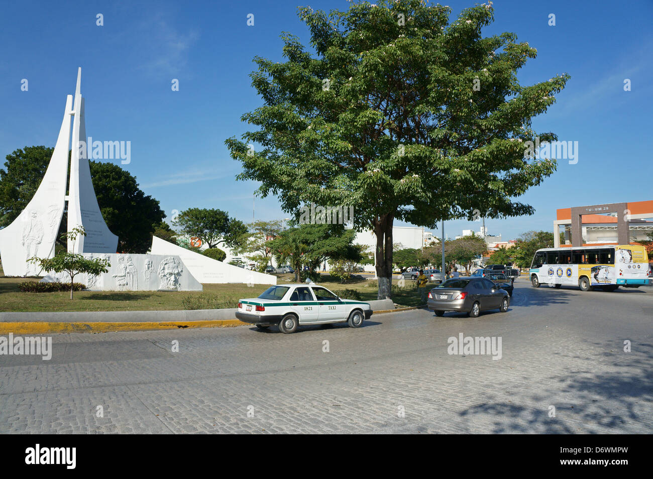 Kreisverkehr oder Glorieta auf Avenida Tulum in der Innenstadt, Cancún, Quintana Roo, Mexiko Stockfoto