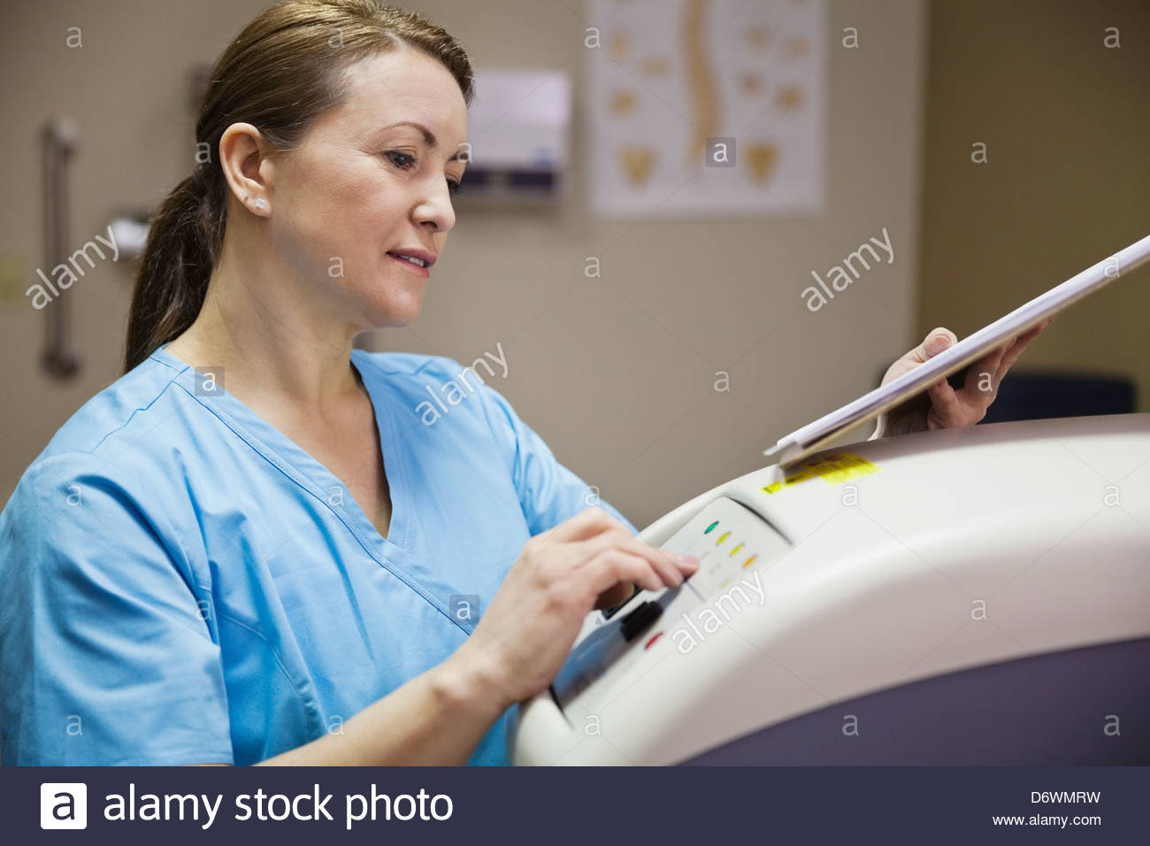 Reife Doktor Settting Maschine im Untersuchungsraum Stockfoto