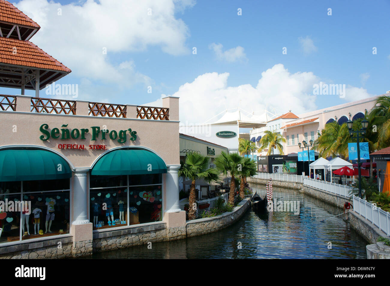 Paseo Del Rio, Restaurants und Geschäfte in La Isla Shopping Village Mall in der Zona Hotelera, Cancun, Quintana Roo, Mexiko Stockfoto