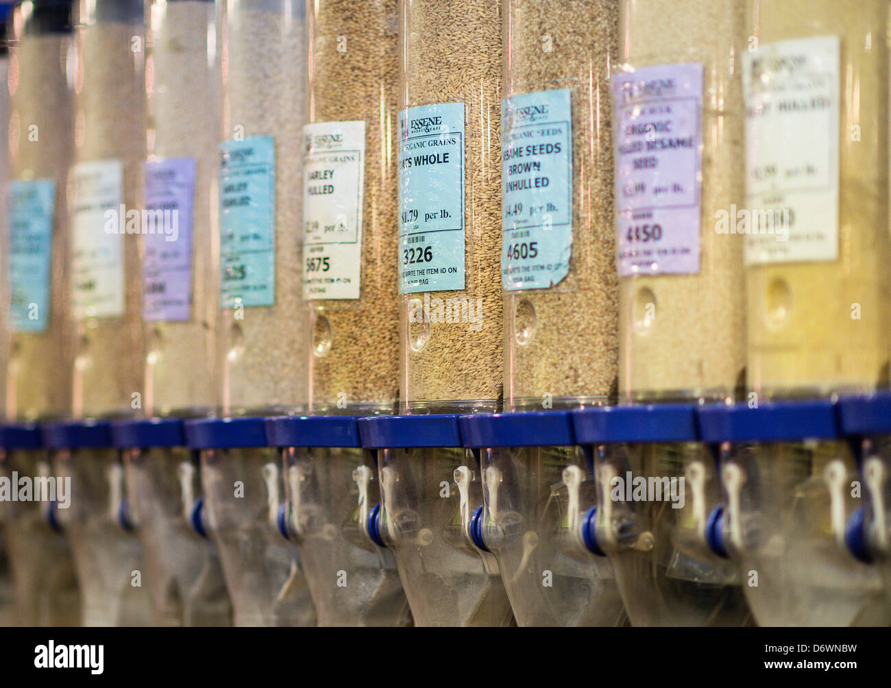 Gesamten Bio-Getreide in einem Store-Dispenser. Stockfoto