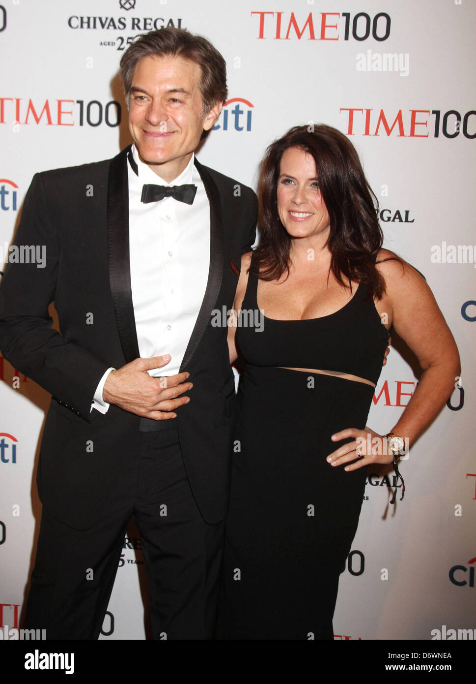 New York, USA. 23. April 2013. DR. MEHMET OZ und seine Frau LISA OZ besuchen die 2013 Zeit 100 Gala im Time Warner Center statt. (Bild Kredit: Kredit: Nancy Kaszerman/ZUMAPRESS.com/Alamy Live-Nachrichten) Stockfoto