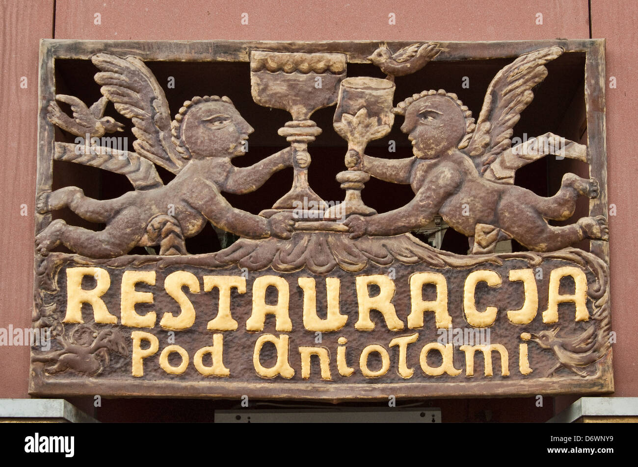 Zeichen im Restaurant unter Engel auf Grodzka-Straße in Krakau, Polen Stockfoto