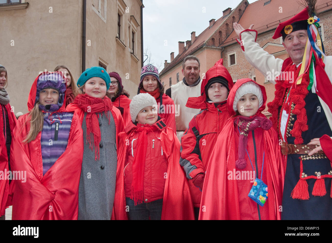 Kinder, die immer bereit für Kavalkade Könige, Heilige drei Könige Urlaub Prozession, Krakau, Polen Stockfoto