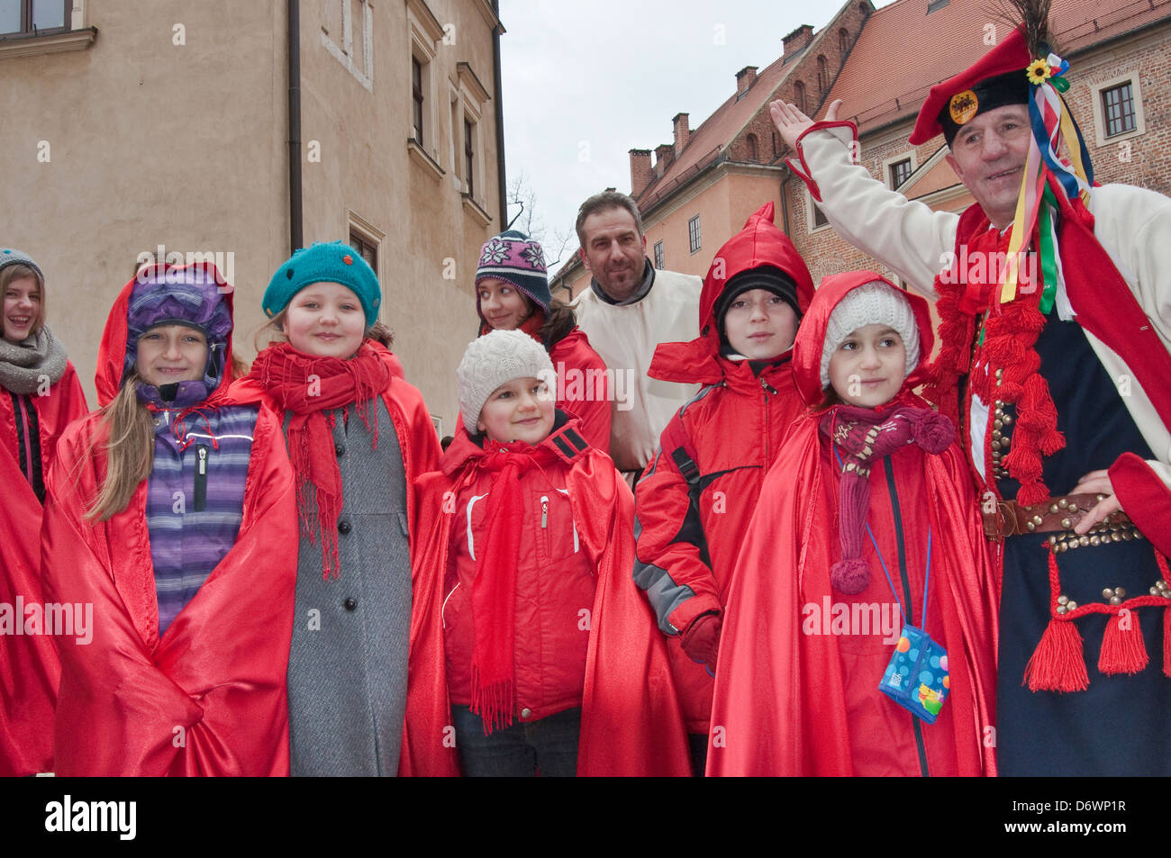 Kinder, die immer bereit für Kavalkade Könige, Heilige drei Könige Urlaub Prozession, Krakau, Polen Stockfoto