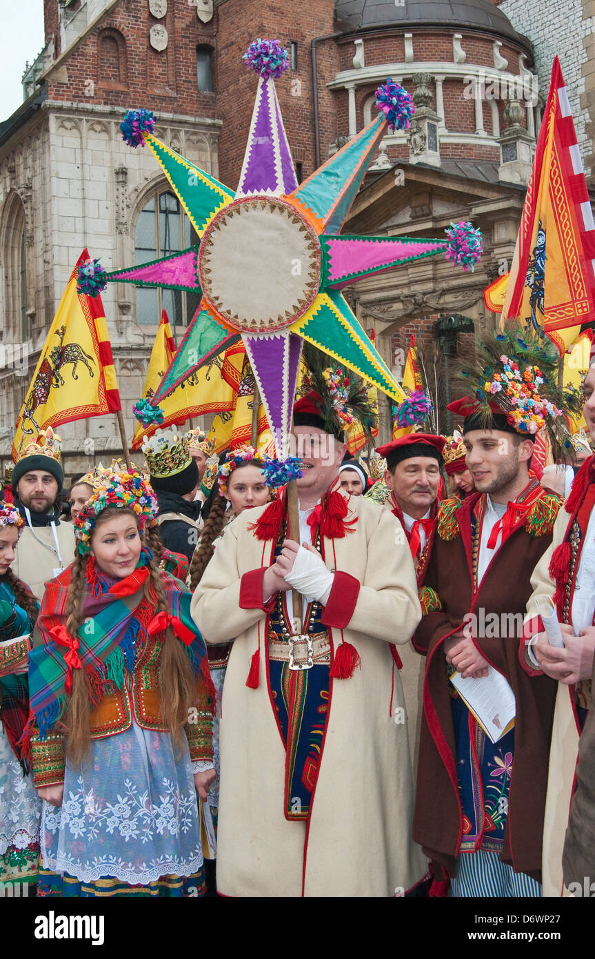 Menschen in traditionellen Kostümen tragen Star of Bethlehem, Wawel-Kathedrale, Heilige drei Könige Urlaub Prozession, Krakau, Polen Stockfoto
