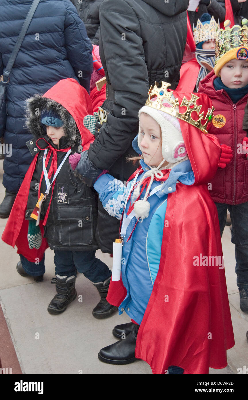 Kleinkinder bei Kavalkade Könige, Heilige drei Könige Urlaub Prozession, Krakau, Polen Stockfoto