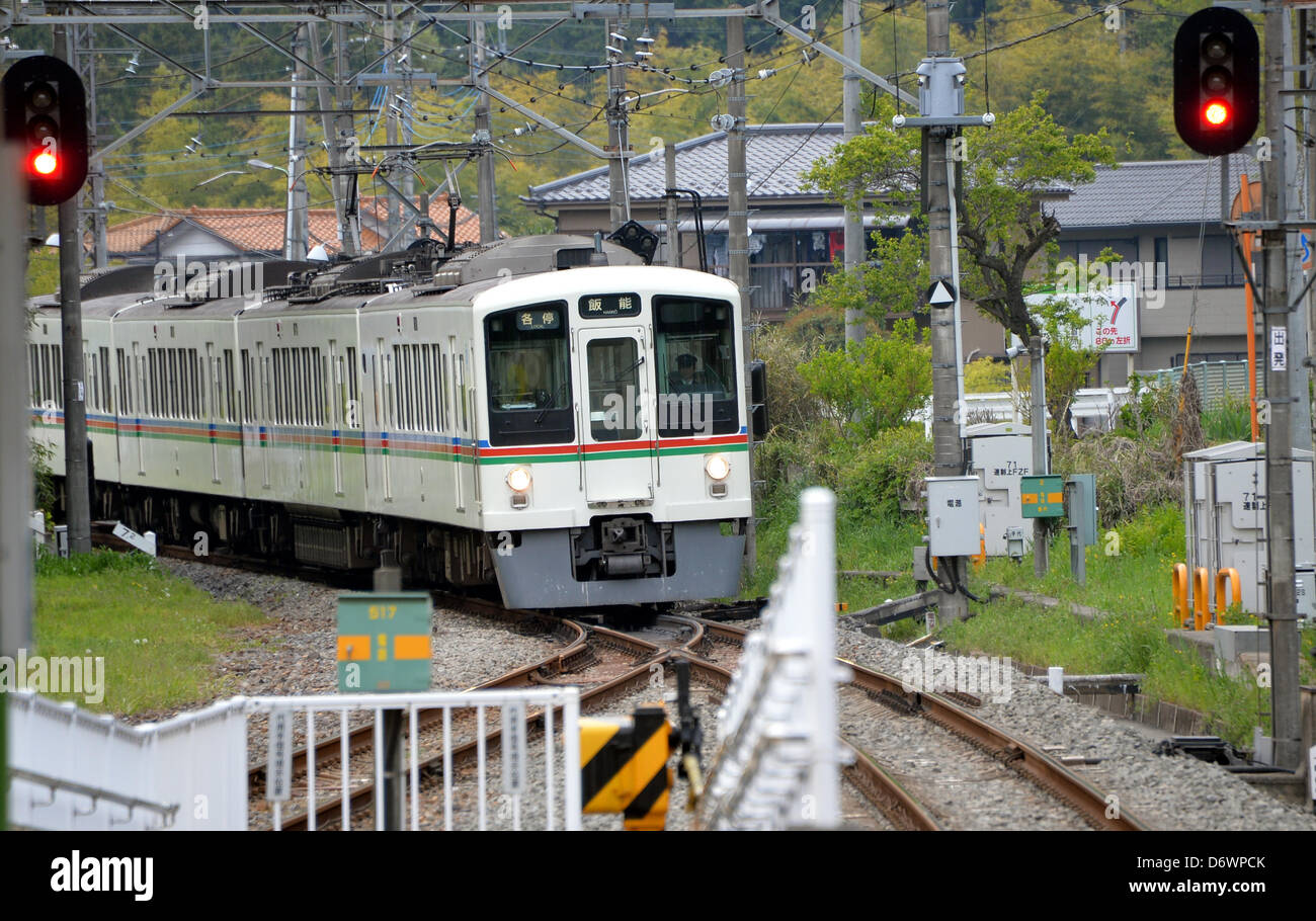 23. April 2013, Hanno, Japan - A Seibu Railway Co. Zug nach Hanno, Ansätze etwa 43 km nordwestlich von Tokio, Musashi-Yokote Station des Unternehmens 19 km Seibu Chichibu Linie auf Dienstag, 23. April 2013.  US-Equity-Fonds Cerberus Capital Management hat ein Übernahmeangebot zu steigern ihren Anteil von derzeit 32 Prozent auf knapp 45 Prozent in einem scheinbaren Gebot Eigeninitiative bei der Verwaltung von Seibu Holdings, Bahnhof und Hotel Betreiber gemacht. Gerüchte, die die US-Investmentgesellschaft fordert, dass die unrentablen Amtsleitung geschlossen werden aus lokalen Gouverneur und Gemeindeleiter laufen Seib Stockfoto