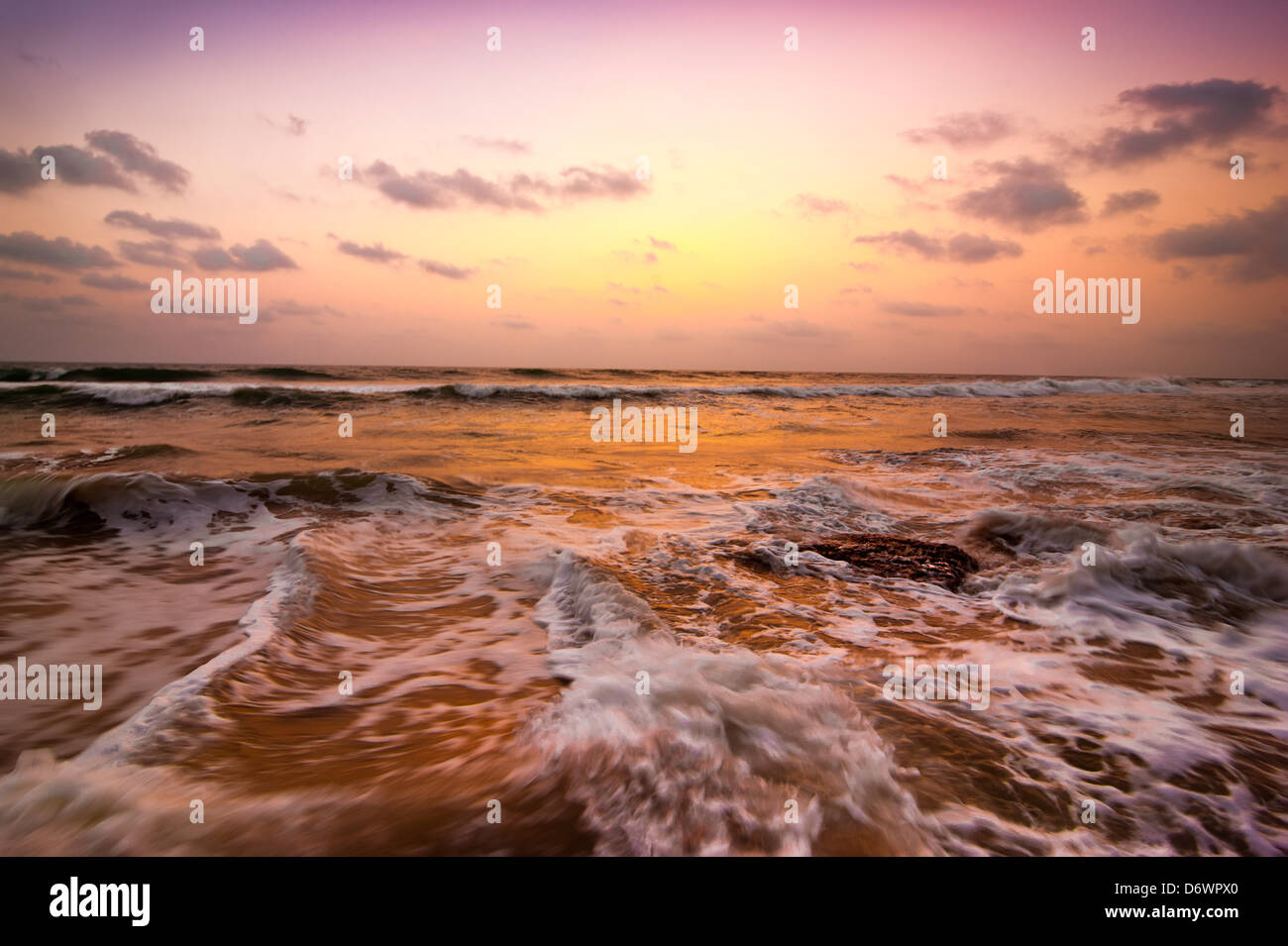 Sonnenuntergang am tropischen Strand. Sandigen Ozeanküste unter Abendsonne. Süd-Indien Landschaft Stockfoto