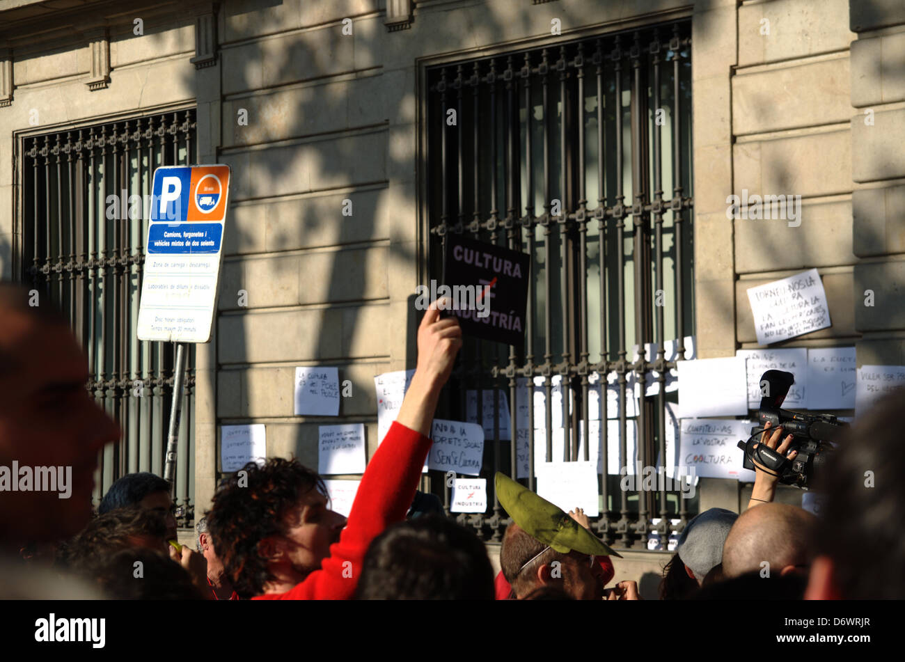 Barcelona, Spanien. 23. April 2013. . Arbeiter von Kulturräumen Proteste gegen Budgetkürzungen und die Erhöhung der Steuern für Kulturveranstaltungen wie Tickets für Kino oder Theater. Diese Bewegung heißt "Marea Roja" (Red Tide). Die Demonstration war vor Kulturministerin der Catalanian Regierung in den Ramblas von Barcelona während der Saint George Feier, Tag des Buches. Stockfoto