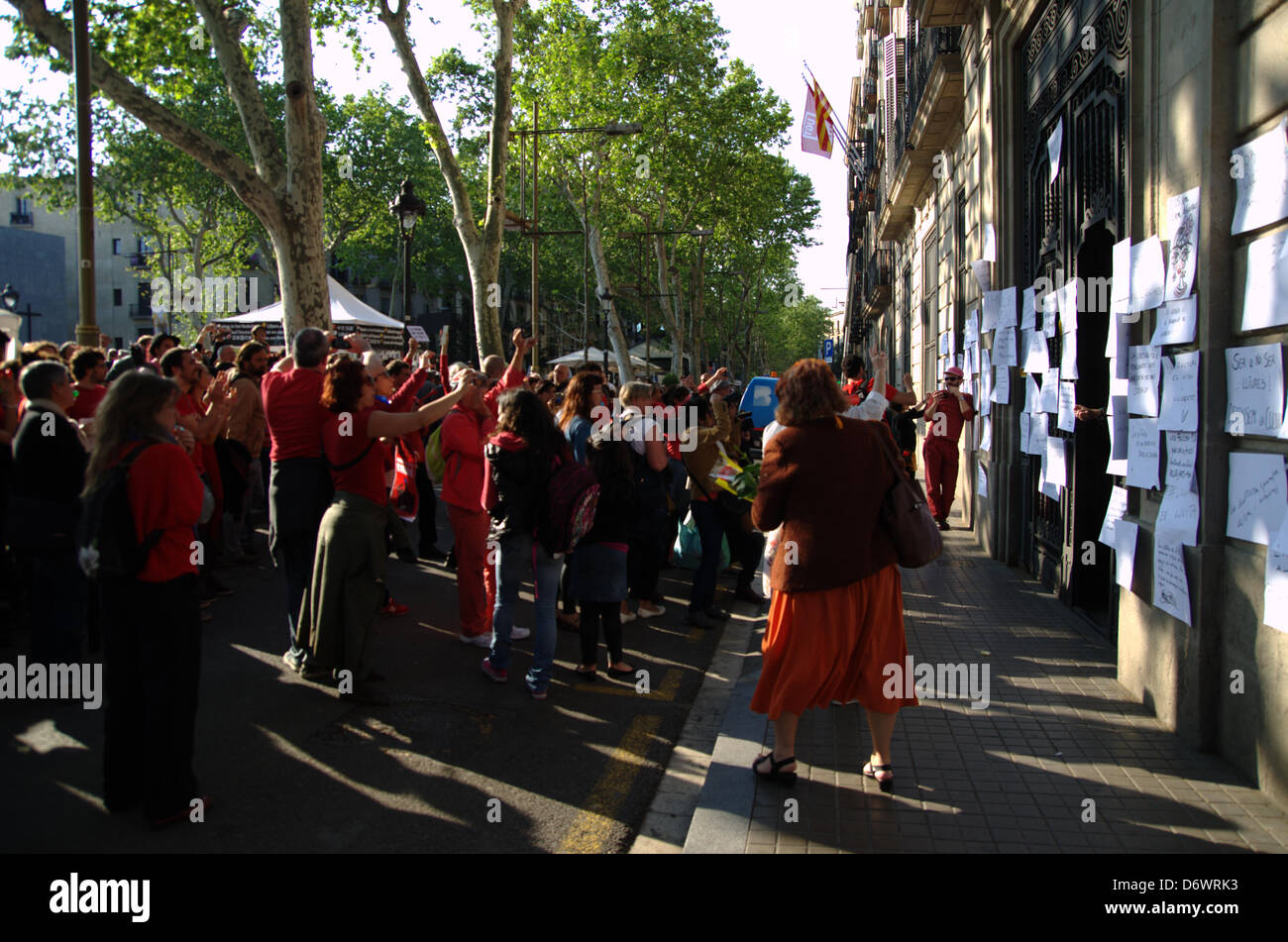 Barcelona, Spanien. 23. April 2013. . Arbeiter von Kulturräumen Proteste gegen Budgetkürzungen und die Erhöhung der Steuern für Kulturveranstaltungen wie Tickets für Kino oder Theater. Diese Bewegung heißt "Marea Roja" (Red Tide). Die Demonstration war vor Kulturministerin der Catalanian Regierung in den Ramblas von Barcelona während der Saint George Feier, Tag des Buches. Stockfoto