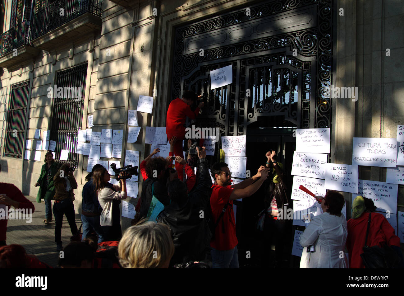 Barcelona, Spanien. 23. April 2013. . Arbeiter von Kulturräumen Proteste gegen Budgetkürzungen und die Erhöhung der Steuern für Kulturveranstaltungen wie Tickets für Kino oder Theater. Diese Bewegung heißt "Marea Roja" (Red Tide). Die Demonstration war vor Kulturministerin der Catalanian Regierung in den Ramblas von Barcelona während der Saint George Feier, Tag des Buches. Stockfoto