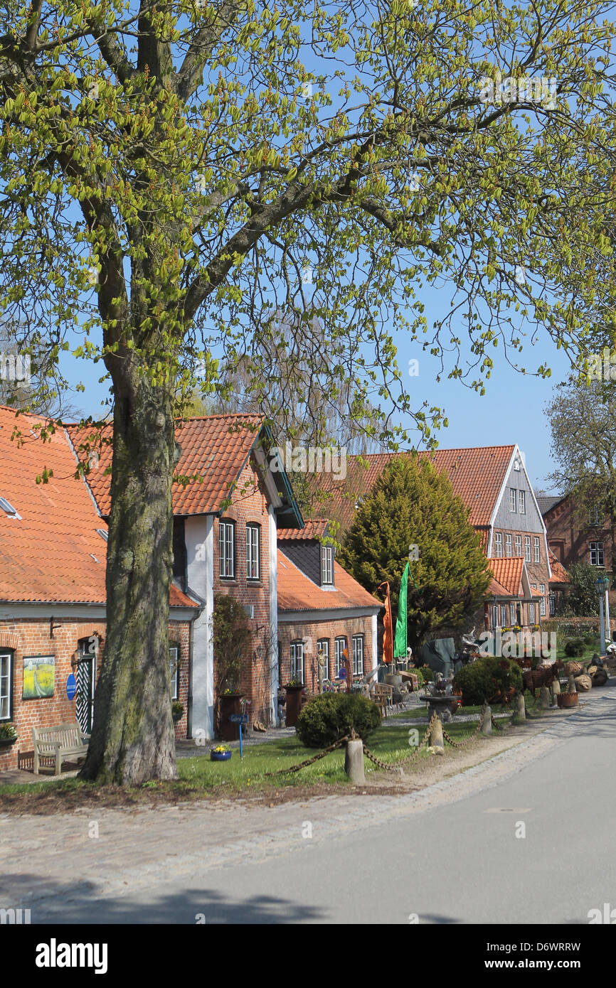 Panker, Deutschland, Guest House Ole Liese (rechts), Nachtwächter-Haus (vor) und alte Oberfoersterrei auf Panker Stockfoto