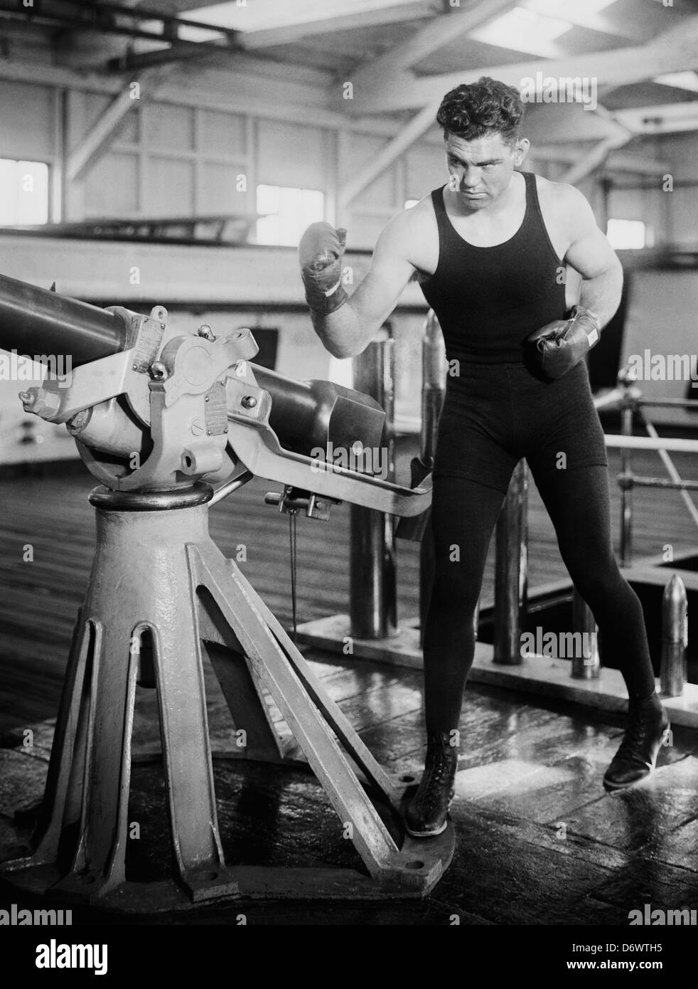 Oldtimer-Foto von Boxer Jack Dempsey (1895 – 1983) – Dempsey, bekannt als „der Manassa Mauler“, war von 1919 bis 1926 Weltmeister im Schwergewicht. Foto ca. 1920 – 1925. Stockfoto