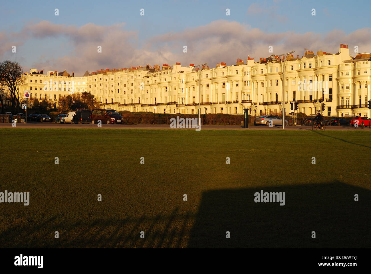 Regency Häuser am Braunschweiger Platz direkt an der Strandpromenade in Brighton.East Sussex. England. Mit Abendlicht. Stockfoto