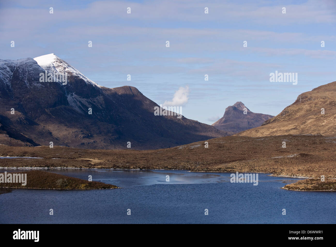 Eine Schnee gekrönt Cul Beag und Stac Pollaidh, Sutherland, Schottland. Stockfoto